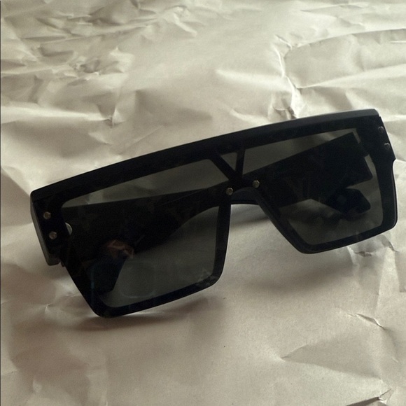 Louis Vuitton Other - LOUIS VUITTON Oversized Sunglasses